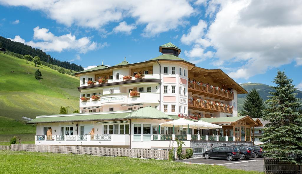 Hotel Maria Theresia Герлос Екстериор снимка