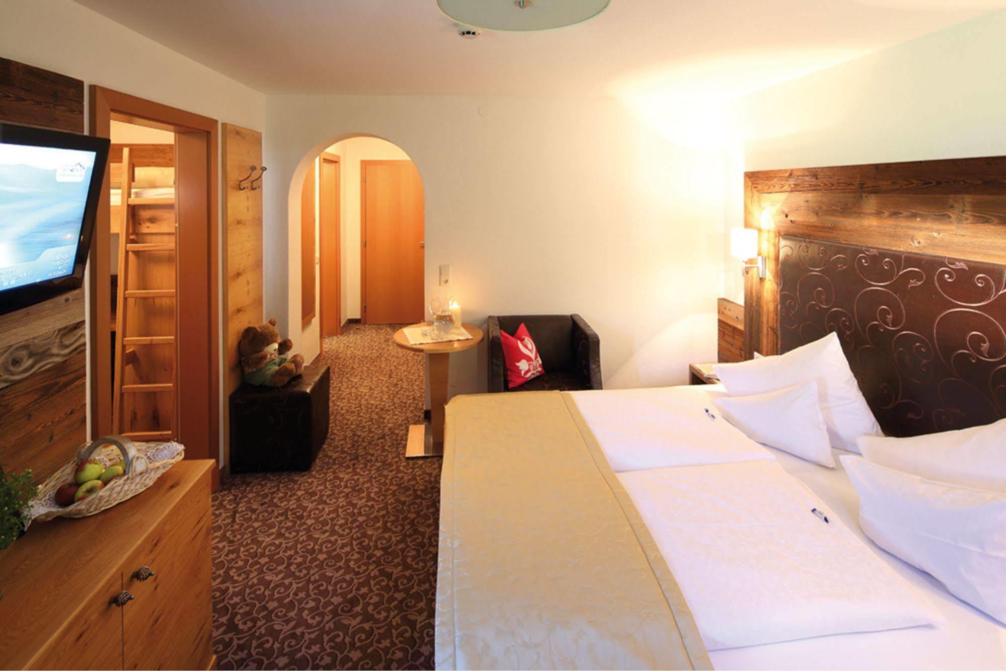 Hotel Maria Theresia Герлос Екстериор снимка